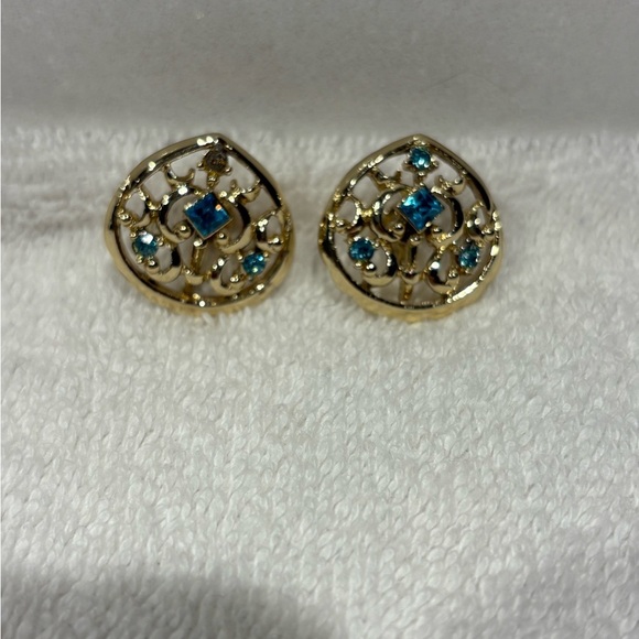 Vintage Gold-Tone Filigree Screw Back Earrings with Blue Rhinestones - Picture 7 of 9